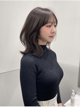 韓国ミディアムレイヤー外ハネグレージュ