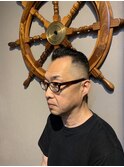 黒縁メガネ×スキンフェード×オールバック
