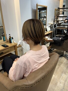 ジーニー(GeeNY) ハイトーンヘアカラーとショートボブ