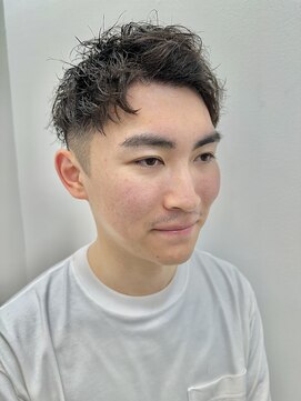 ロミーオム 本厚木(ROMMY. Homme) ツーブロック刈り上げ短髪パーマアップバングショートメンズヘア