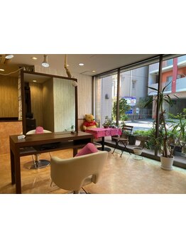 髪のツヤを蘇らせることをコンセプトに華やかな雰囲気、ハワイを彷彿とさせる優しい空間で安らぎを与えます