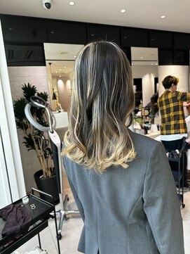 ステア ケース(stair case) 太めハイライト　アシンメトリーデザイン