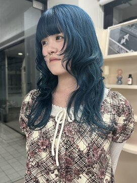 イロウ 天神大名店(IROW) ハイトーン ケアブリーチ ブルーカラー 顔周りカット ロング