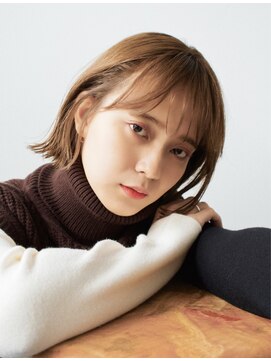 アイニー(ainee) 大人可愛い外ハネボブ切りっぱなしボブグレーベージュ