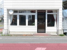 白い外観が目印のプライベートサロン。
