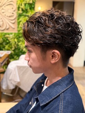 バグスドゥア(Bagus dua) 強ファザーパーマ10.15刈り上げセンターパート