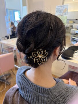 ラプトヘア リタ(Rapt. Hair Rita) 低めシニョンアップスタイル