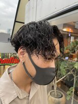 前下がりセンターパートツイストスパイラルパーマツーブロック