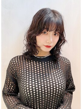 ホロ(hollo) ウルフレイヤーニュアンスカールパーマミディアム ロングボブ