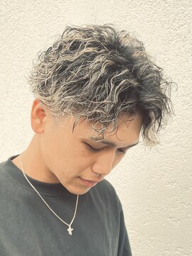 ミスターベイビー(Mr.BABY) 波巻きパーマメッシュセンターパートツーブロック刈り上げ