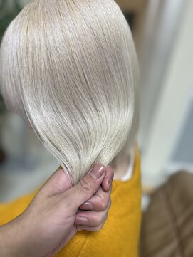 カリーナ(CARINA) ホワイトカラー/艶髪ハイトーン/ブリーチカラー