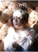 ルーズな質感を残したリラックスハーフアップ・ミディアム