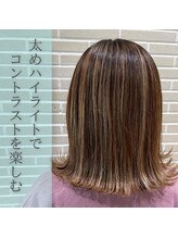 太め白髪ぼかしハイライトでデザインを楽しむ