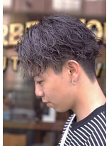 フリーク バーバーショップ 都島店(FREAK BARBER SHOP) 前下がりシルバーアッシュツイストスパイラル