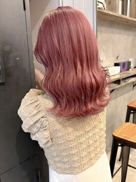 イル(ill) ピンクカラー ピンクベージュ ウェーブ巻き