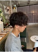 スペインカール無造作×スパイラルパーマで魅せる、こなれメンズ