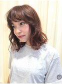パーソナルカラーに沿ったオレンジブラウンとふんわりミディアム