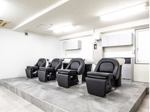 アカデミーサロンイー 代々木店(Academy Salon E)の雰囲気（フルフラットのシャンプー台でリラックス☆）