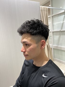 ハイヤ(Hiya) 刈り上げ　ショートヘア　アップバング