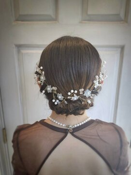 アロマ ヘアー ルーム 新宿3号店(AROMA hair room) 上品シニヨンアレンジ／フラワーアクセ／パーティーヘア