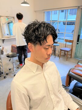 アンティコ(Antico) センターパートマッシュスパイラル流行ネープレスフェードモテ髪