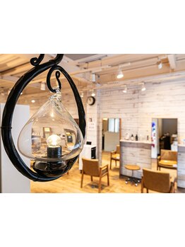 諦めていたツヤとまとまりをもう一度。本物志向の大人女性へ贈る、髪質改善エイジングケアで、輝くツヤ髪へ