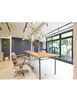 ベテランスタイリストによるマンツーマン施術◇カフェの広い待合場所のようなホッと一息つけるサロン