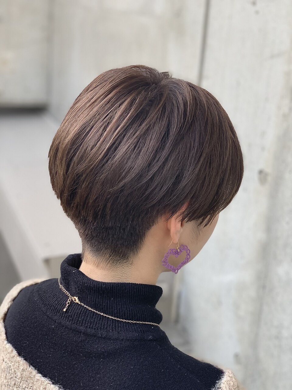エッジハンサム！刈り上げ丸みショート：L056942781｜プランツヘアーの