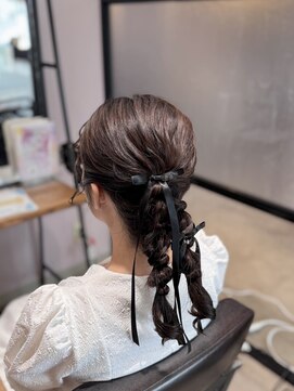 グランミーツ(Grand meets) アシンメトリーなツイン編みおろし