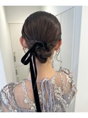 ヘアアレンジ　結婚式　タイト　ローシニヨン　ベロアリボン