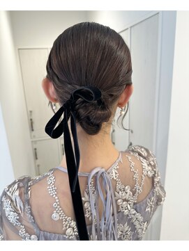 ガーデンヨコハマ(GARDEN YOKOHAMA) ヘアアレンジ　結婚式　タイト　ローシニヨン　ベロアリボン