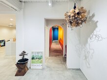 店内入ってまっすぐ、カラフルなスペースが待合室です♪