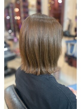 シークレットミラーズ(SECRET MIRRORS) カーキブラウン×イルミナカラーぱっつんボブ