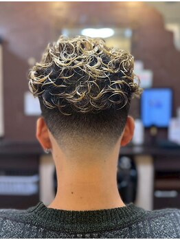 Luxury BARBER Kaming保谷店【ラグジュアリーバーバーカミング】の写真/ラグジュアリーバーバーで至福の時間を。伝統と進化の技術“アイロンパーマ”で自分だけのStyleに。