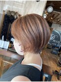 ナチュラルなくびれ感の丸みショート