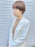 ショートハイトーンマッシュバング暖色、くすみカラー横顔美人