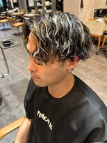 アイコニック 日進梅森台店(ICONIQ)&nbsp;メンズパーマ×ハイライトで、軽やかでおしゃれな立体ヘア