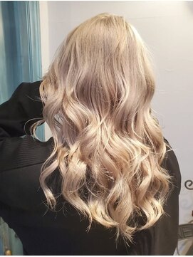 サーティーン(THIRTEEN) ブリーチ有ダブルカラー/ハイトーンロング/外国人風ブロンドヘア