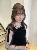 ソピ バイ インビテーション(sopi by invitation) ベージュカラー / ハーフアップアレンジ