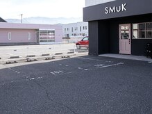 スムーク(SMuK)の雰囲気（【駐車場完備】店舗前に3台分ご用意、お好きな所に停められます）