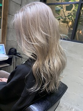 アルカナ 明治神宮前原宿(ARCANA) ホワイティーベージュ　ホワイトアッシュ　hiro