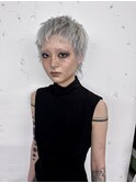 ベリーショートバズホワイトシルバーヘア