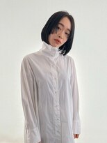 顔まわりで遊ぶストレートボブ