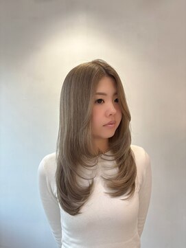 イリ 梅田(ili) ミディアムレイヤー/グレージュカラー