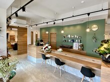 レオン 読谷店(LEON)の雰囲気（付き添いやお待ちになってる間、カウンターで充電なども出来ます）