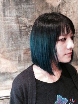 カカン(Kakan) ディープグリーン × ブラックのグランジ風マチルダボブ