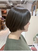 ショートボブ×柔らかオリーブグレージュ