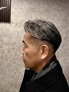 キタセンジュバーバー バイ ティーズ(KITASENJU BARBER by T's) イケおじヘア 白髪ぼかしシルバー ハイライト フェード