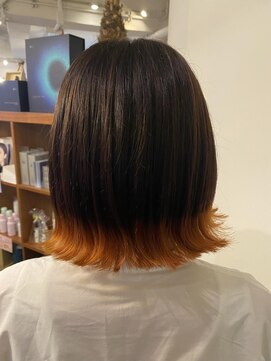 ブローチ(Brooch) オレンジ裾カラー×切りっぱなしボブ