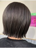 柔らかグレージュ×切りっぱなしミニボブ